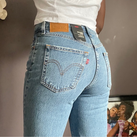 Light Wash Ribcage Bell Levi’s - Picture 3 of 3